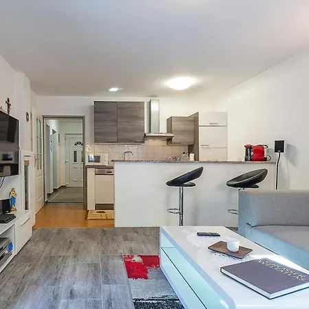 Apartment Cozy In With Kitchen *