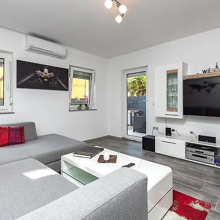 Cozy In With Kitchen Apartment Pula