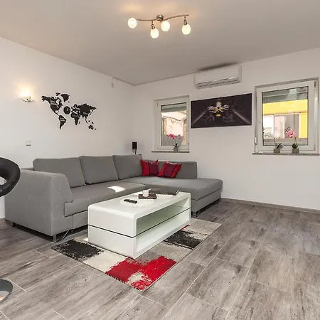 Cozy In With Kitchen Apartment *